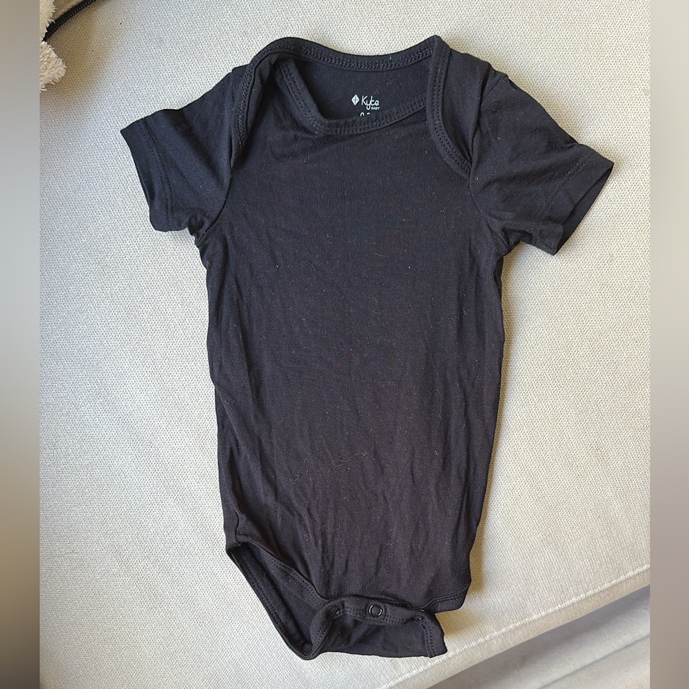 Black kyte baby onesie